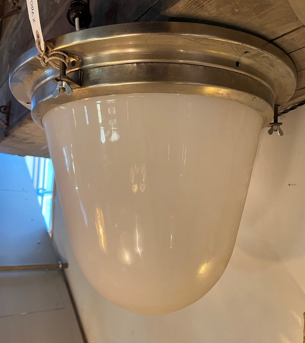 Taklampa med stor glaskupa