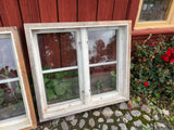 Fyra spröjsade fönster med karm