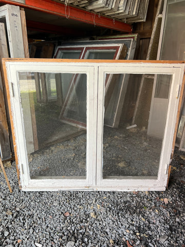 Fönster med karm 130x109