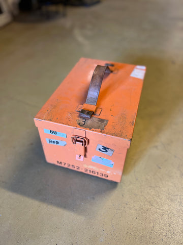 Orange plåtlåda