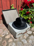 Hög hatt med väska