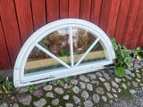 Halvmånefönster med karm