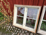 Fyra spröjsade fönster med karm