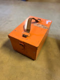 Orange plåtlåda