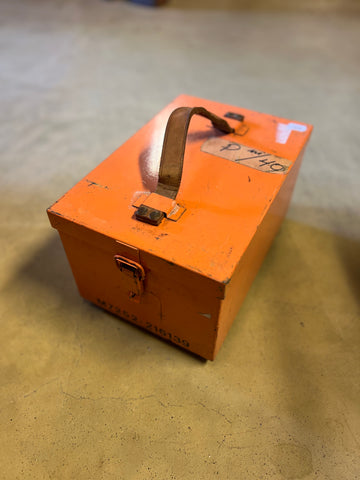 Orange plåtlåda