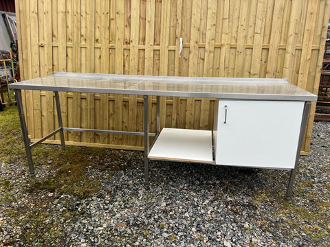 Arbetsbänk med skåp