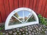 Halvmånefönster med karm