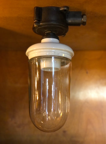 Taklampa gjutjärn/porslin med stallglas