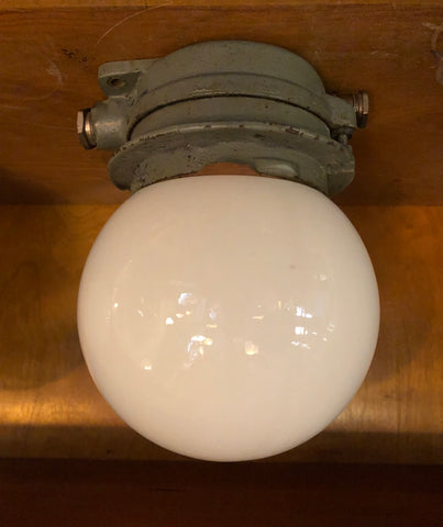 Mindre industriarmatur med opalvit glob